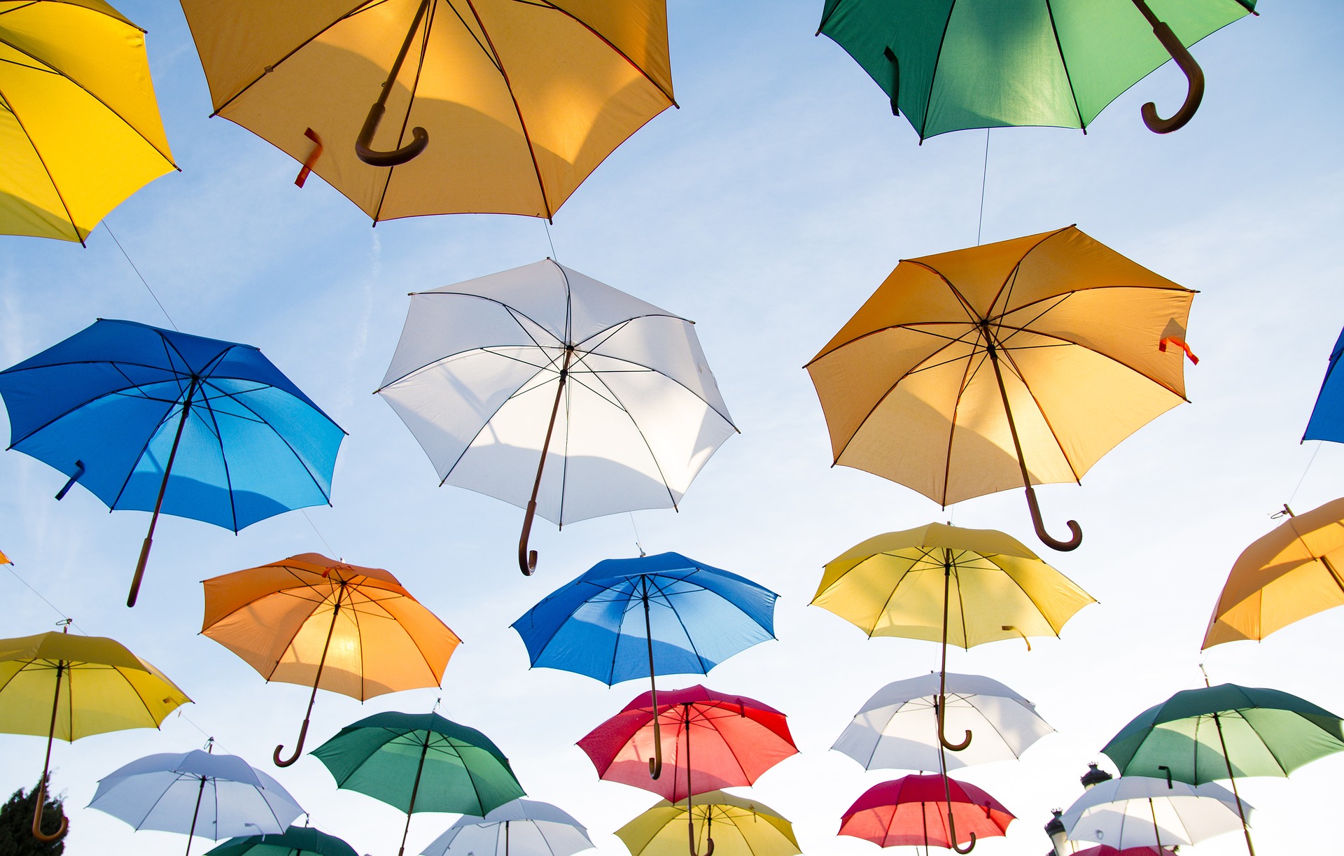 Bunte, scheinbar fliegende Regenschirme