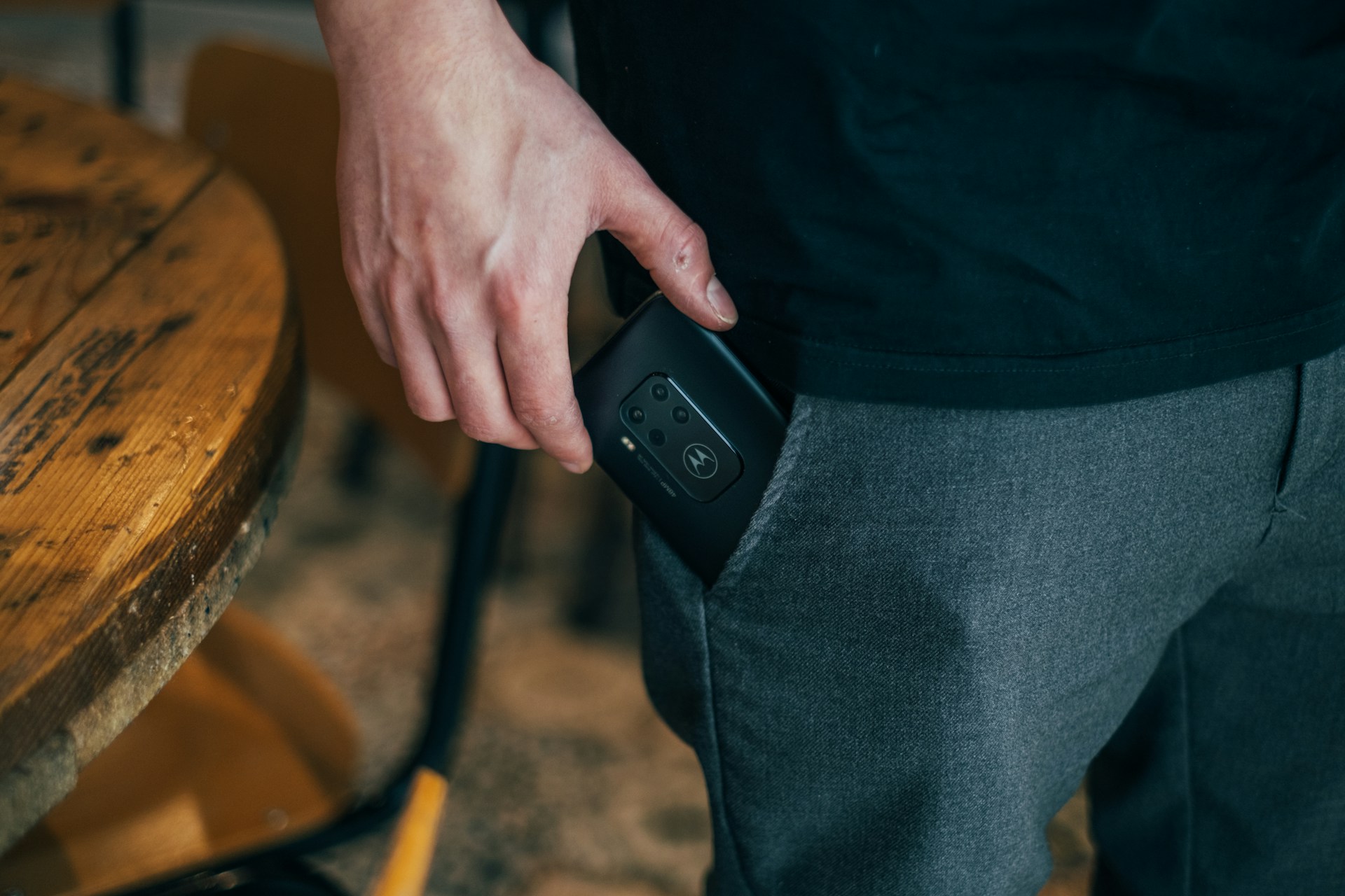 Person zieht Smartphone aus der Tasche