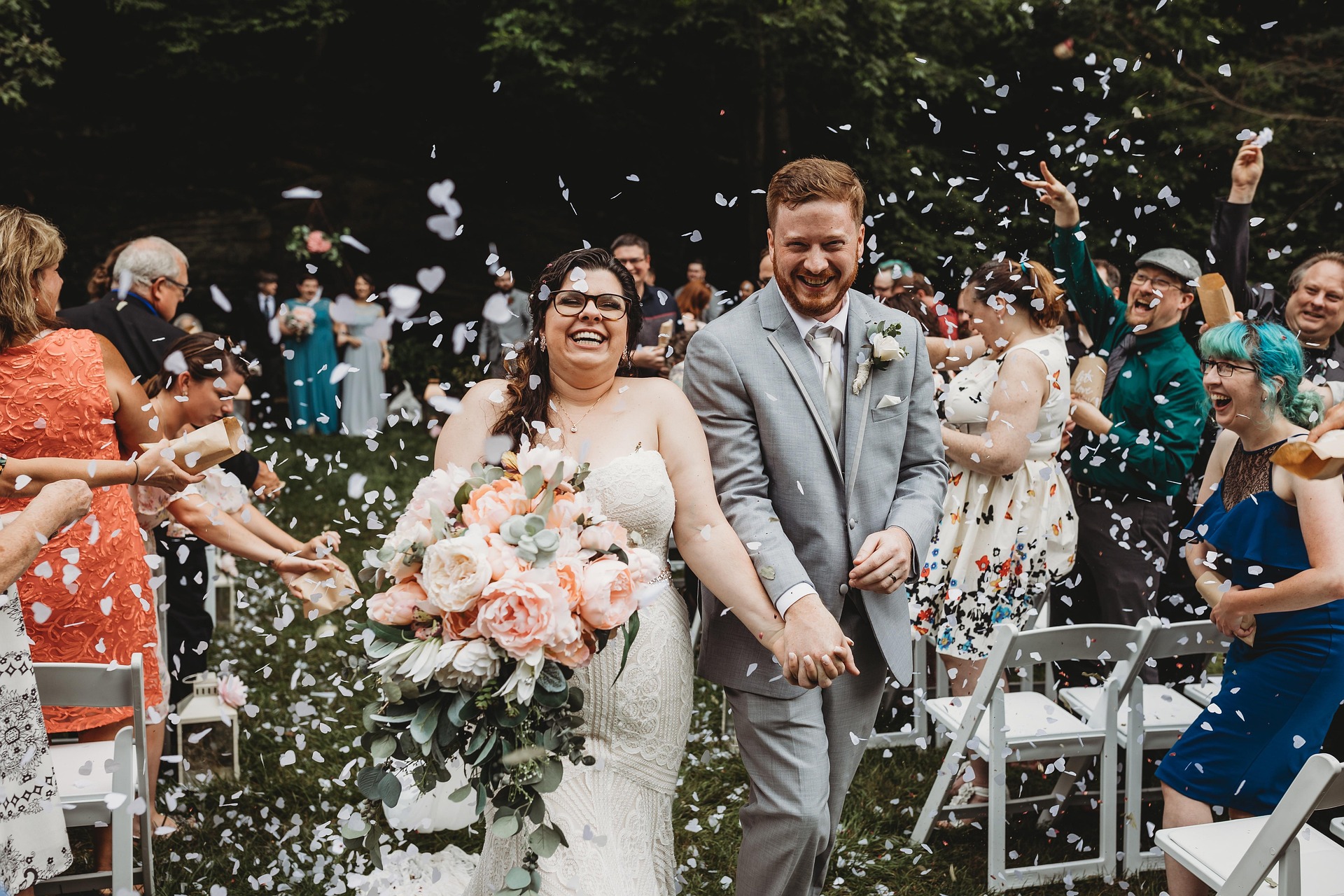 Hochzeitspaar im Konfettiregen